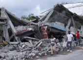 Rescatistas y voluntarios trabajan entre los escombros tras el terremoto que deja 273 muertos, 3.824 heridos y 377 desaparecidos en Colombia.