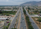 Moradores de Vía a la Costa piden mayor control del tránsito y planificación ante el crecimiento urbano y comercial de la zona.