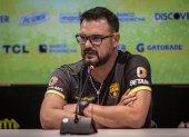 El técnico argentino Pablo Trobbiani asumió el mando en Barcelona luego de la salida de César Farías.