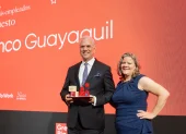 Representantes del Banco de Guayaquil reciben el reconocimiento.