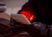 Apple ha enviado una nueva tanda de notificaciones a los clientes que sospecha que han sido víctimas de software espía capaz de hackear sus dispositivos.