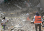 Rescatistas trabajan entre los escombros en Cali, mientras continúa la búsqueda de personas desaparecidas tras el terremoto en Colombia.