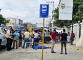 Los agentes policiales en la investigación del hecho que conmocionó a la población