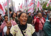 Integrantes de la Confederación General de Trabajadores del Perú (CGTP), el mayor gremio sindical del país, se manifiestan para advertir al Gobierno de Keiko Fujimori.
