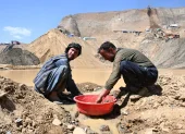 Mineros afganos separando tierra y piedras de pepitas de oro en el valle de Gulak-Dara, en la zona de Shiwa, en la provincia nororiental de Badakhshan, en Afganistán.