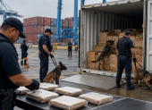 Policías inspeccionan un contenedor en el puerto de Guayaquil, donde hallaron 1,2 toneladas de cocaína ocultas en cargamentos de banano con destino a España.