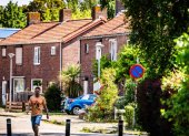 Un peatón camina por una calle de una zona residencial en el pueblo de Moerdijk, a unos 20 km al sur de Rotterdam, el 22 de junio de 2026.