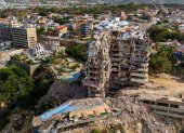 Esta vista aérea muestra una zona afectada por el derrumbe de estructuras tras el terremoto del 24 de junio en Catia La Mar, Venezuela, el 4 de agosto de 2026.