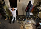 Militares intervinieron un inmueble en Cotocollao, Quito, donde encontraron armas, presunta marihuana, dispositivos móviles y prendas similares a uniformes militares.