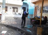 Camilo Orrala limpiaba los exteriores de su vivienda, la mañana de este viernes 14 de agosto.