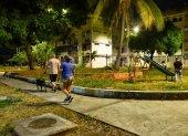 Pocos vecinos acuden por las noches al parque ubicado en los bloques de Pradera 1. En el espacio se observa maleza crecida y alta presencia de mosquitos.