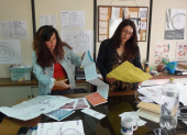 De izquierda a derecha, Alejandra Pinto y Karina Chicaiza, integrantes de Licuadora Gestora.