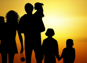 Los conflictos armados dejan a miles de familias desplazadas y expuestas a graves necesidades, incluida la falta de alimentos y ayuda humanitaria.