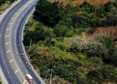 La vía Charapotó-San Clemente-Bahía de Caráquez requiere mantenimiento y limpieza de drenajes para reducir el riesgo de aislamiento durante una emergencia climática.