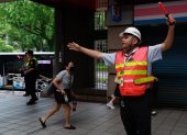 Personal de seguridad guía a las personas para que se refugien dentro de una estación de metro durante el simulacro de ataque aéreo de Wan-An o simulacro urbano, el 13 de agosto de 2026.