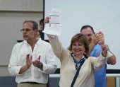 Andrés Roche (izquierda) y Luzmila Nicolalde acudieron este 15 de agosto de 2026 a la inscripción de sus candidaturas.