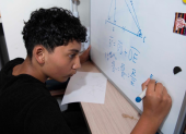Juan Diego Espinosa, de 14 años, estudia en el ISM North, en Quito. Estuvo en Vietnam, en una competencia internacional de matemáticas, en agosto 2026.