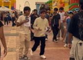 Jóvenes demostrando sus pasos acompañados del meme de "six seven" (6 y 7).
