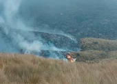 El incendio forestal en el cerro Mama Cotacachi fue extinguido tras seis días de labores y un operativo conjunto de emergencia.