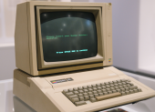 Las primeras computadoras personales acercaron el mundo digital a los hogares, aunque conectarse a Internet todavía requería comandos, módems telefónicos y grandes dosis de paciencia.