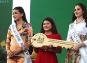 Dalia Bucaram y Fatima Bosch recibieron las llaves de la ciudad de Santa Elena en honor por su vista a los actos festivos del descubrimiento peninsular