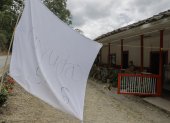 ACOMPAÑA CRÓNICA: COLOMBIA TERREMOTO AME9646. ANSERMANUEVO (COLOMBIA), 16/08/2026.- Fotografía que muestra este sábado una bandera blanca en la que se lee 'Ayuda, SOS' frente a una casa afectada por el terremoto de magnitud 7,4 del pasado lunes, en Ansermanuevo (Colombia). Una bandera blanca con el mensaje “Ayuda, SOS”, colgada en una vivienda rural de Ansermanuevo, evidencia la angustia de los campesinos afectados por el terremoto, quienes claman por ayuda ante el riesgo de que sus casas se derrumben. EFE/ Carlos Ortega