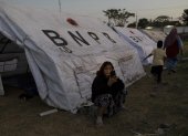 Personas duermen en refugios en la región de Maumere.