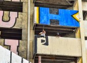 Artistas urbanos intervinieron con pintura la estructura calcinada del edificio Multicomercio en Guayaquil.