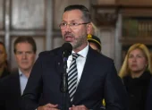 El ministro de Vivienda de Colombia, Jaime Andrés Beltrán Martínez, habla en una rueda de prensa en Bogotá (Colombia).