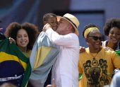 El presidente de Brasil, Luiz Inácio Lula da Silva, saluda a un niño durante el lanzamiento de campaña para su reelección.
