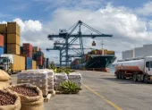 El encarecimiento de combustibles, materias primas y logística presiona los costos de las empresas ecuatorianas, mientras las exportaciones ganan valor pero pierden poder de compra.