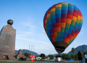 Los globos aerostáticos se elevan sobre la Mitad del Mundo durante el festival, ofreciendo a los visitantes una perspectiva diferente del paisaje.