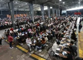 Aspirantes a nuevo ingreso a la Universidad Nacional Autónoma de México (UNAM), en el Palacio de los Deportes en Ciudad de México (México).