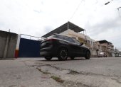 En algunos tramos de la calle Las Gaviotas, el asfalto presenta deterioro, algo que los moradores atribuyen al peso de los tanqueros de combustible.