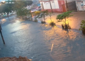En sectores como Socio Vivienda, en el noroeste de Guayaquil, se acumuló el agua tras la lluvia de este 17 de agosto.