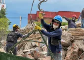 Rescatistas realizan labores de búsqueda en los escombros del edificio Torres del Limonar, destruido por el terremoto del pasado lunes, en Cali (Colombia).