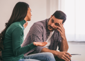 Hablar sobre dinero, hijos y proyectos de vida permite a las parejas conocer sus expectativas antes de asumir compromisos mayores.