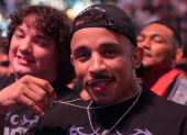 Carlos Prates durante UFC 330, con Michael Morales al fondo del escenario.
