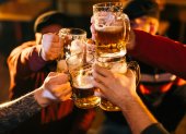 Amstel destaca su origen neerlandés y la tradición que ha acompañado a la marca desde su fundación en Ámsterdam, en 1870.