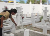 Varias tumbas del cementerio inglés de Ancón fueron destruidas durante el robo de placas de bronce.