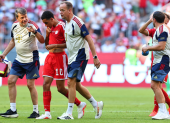 Jamal Musiala (c.), jugador del Bayern Munich, tras sufrir un desmayo en pleno partido.