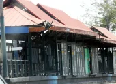 Desde hace años, el deterioro de las paradas de la Metrovía genera constantes reclamos entre los usuarios.