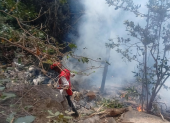 Miembros de la Cruz Roja de Kenia asistieron en el choque del helicóptero.