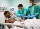 Trepy junto a los doctores del hospital en Sassari, Cerdeña, donde estuvo días en un estado de coma inducido.