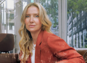 Stephany Hollihan fundó Sensi Studio, una marca con la que impulsó durante más de una década la moda sostenible y el trabajo artesanal ecuatoriano.