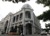 Ya no basta decir que lo peor que nos ha pasado es el centralismo y arroparnos en la bandera estrellada. Los jóvenes miran con tanto o más recelo lo que pasa en el palacio municipal que lo ocurre en Carondelet.