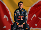 Isack Hadjar posa frente al logo de Red Bull Racing durante su etapa como piloto de la escudería.