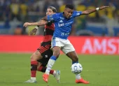 El atacante de Cruzeiro, el ecuatoriano Keny Arroyo, defiende la pelota en el duelo ante Flamengo.