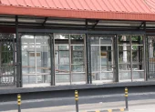 Puertas y mamparas dañadas forman parte del deterioro que presentan varias estaciones de la Metrovía en Guayaquil.
