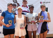 Andrés Gómez posa junto a las tenistas que se consagraron campeonas de la COSAT en la categoría femenina.